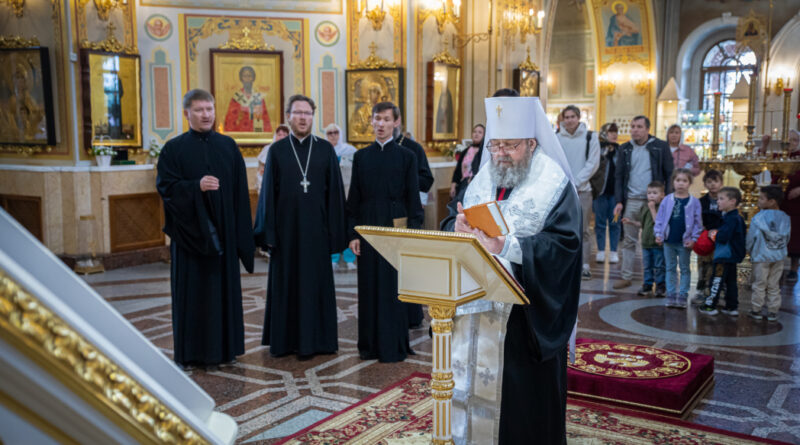 Митрополит Викторин совершил благодарственный молебен по случаю Дня России и Дня города