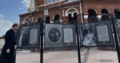 «Слова любви» из писем Николая II и императрицы Александры украсили площадь кафедрального собора