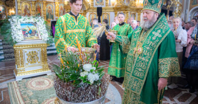 В Вербное воскресенье митрополит Викторин совершил богослужения в кафедральном соборе