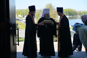 Ковчег с частичкой пояса Пресвятой Богородицы встретили в Воткинске