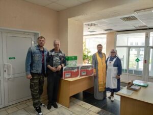 Священник посетил госпиталь и поздравил военнослужащих с Пасхой