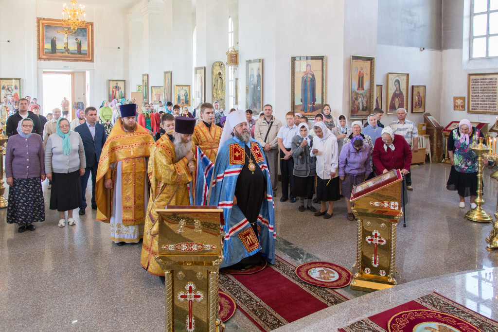 В Неделю 2-ю по Пятидесятнице митрополит Викторин совершил Литургию в храме прав. Иоанна Кронштадтского п. Ува