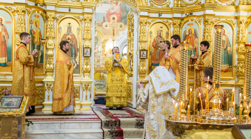 В Неделю 11 по Пятидесятнице митрополит Викторин совершил Божественную литургию в Михайловском соборе г. Ижевска