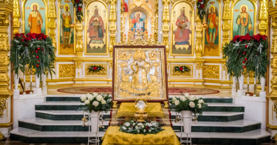 В Михайловском соборе вынесли для поклонения частицу мощей свт. Николая Чудотворца