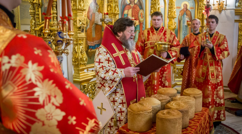 Праздничное богослужение в пасхальную ночь в Михайловском соборе