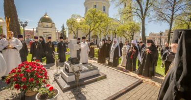 В день рождения митрополита Николая на его могиле была отслужена лития