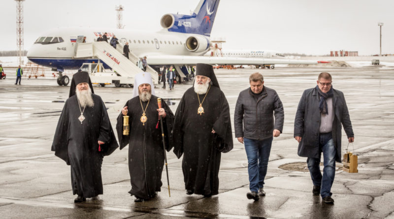 В Ижевск доставили Благодатный огонь