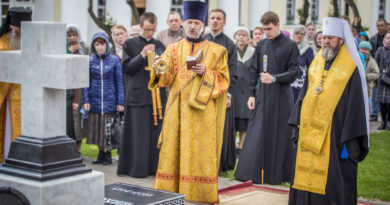 В годовщину кончины митр. Николая (Шкрумко) на его могиле была совершена панихида