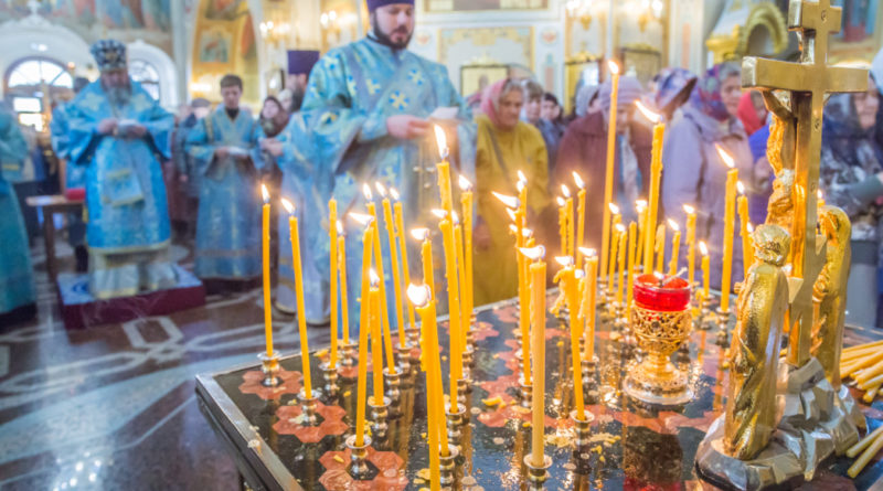 В Покровскую родительскую субботу митр. Викторин совершил литургию в кафедральном храме