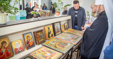 Митрополит Викторин вручил дипломы выпускникам иконописной школы