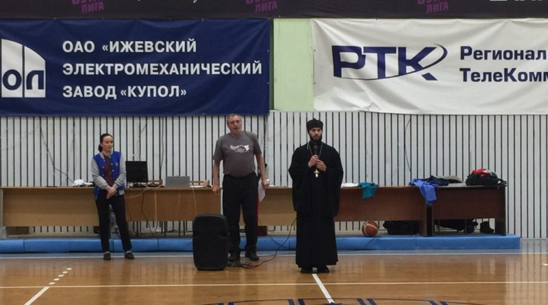 Священник поприветствовал участников баскетбольного турнира на колясках