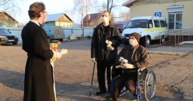 Священники поздравили бездомных с Пасхой