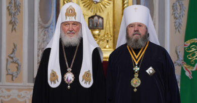 Святейший Патриарх вручил высокую церковную награду митрополиту Викторину