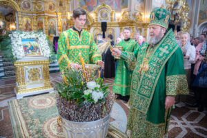 В Вербное воскресенье митрополит Викторин совершил богослужения в кафедральном соборе