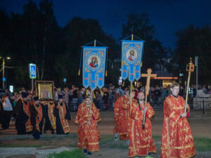 Ночной крестный ход в память святых Царственных страстотерпцев