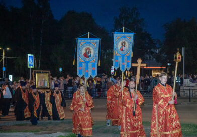 Ночной крестный ход в память святых Царственных страстотерпцев