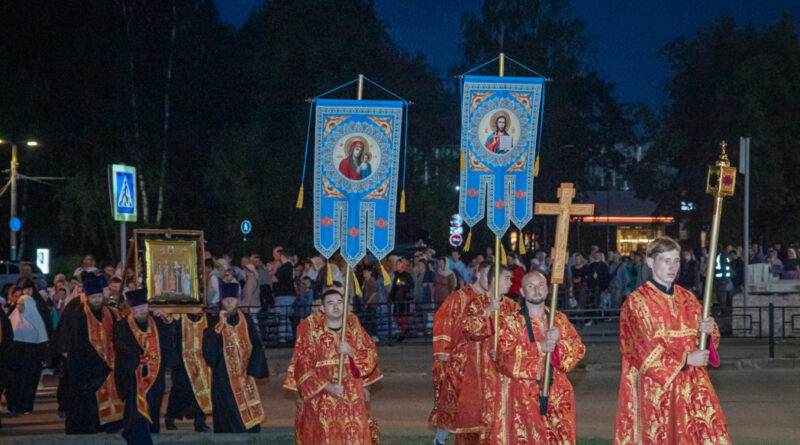 Ночной крестный ход в память святых Царственных страстотерпцев