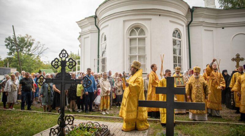 В день памяти равноапостольной Ольги митрополит Викторин совершил литургию в Воскресенском храме Сарапула