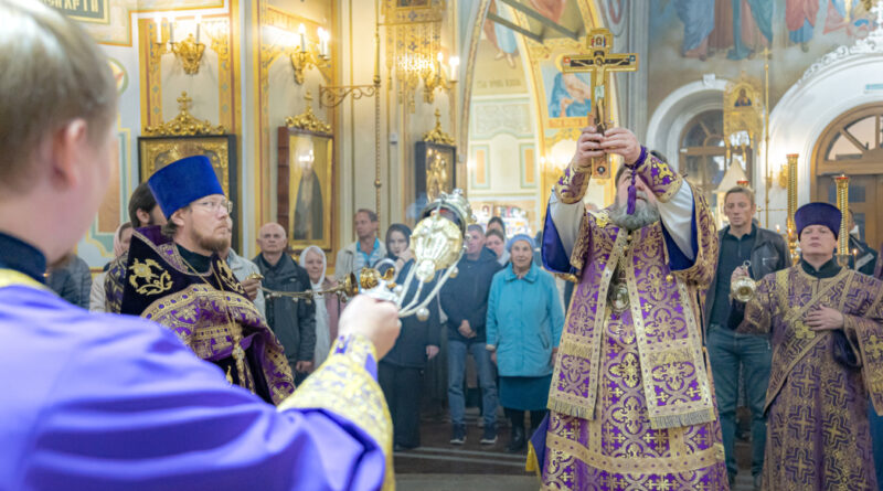 Архиерейское служение в праздник Крестовоздвижения